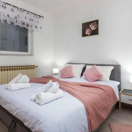 Casa Sara And Sasha Near Motovun With Private Pool - Pet Friendly Truffle Paradise וילה